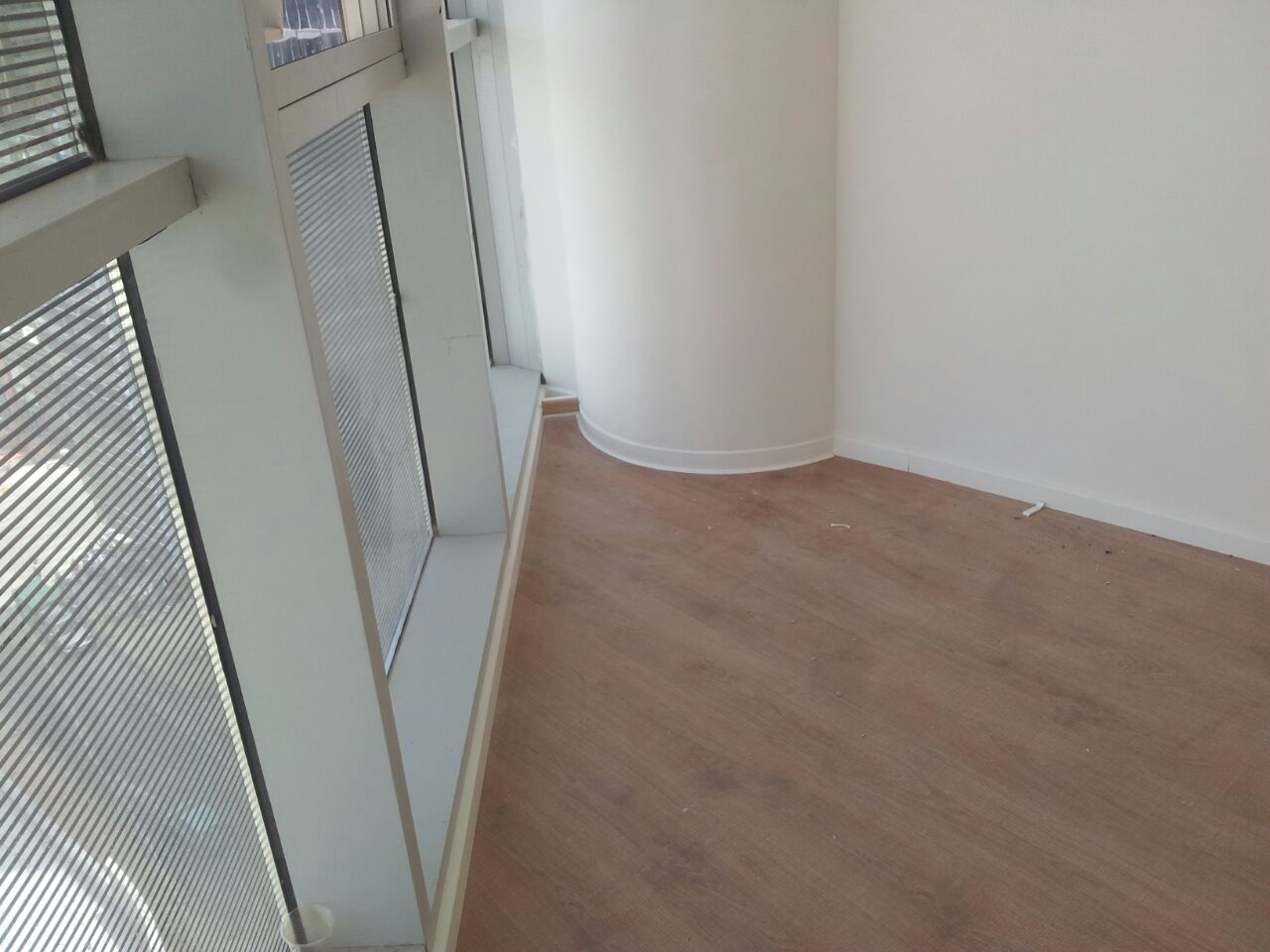 פנל לפרקט גמיש ודק במיוחד. לבן גובה 6 ס"מ – תמונה 4