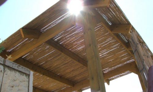 פרגולה בזוית מלמטה